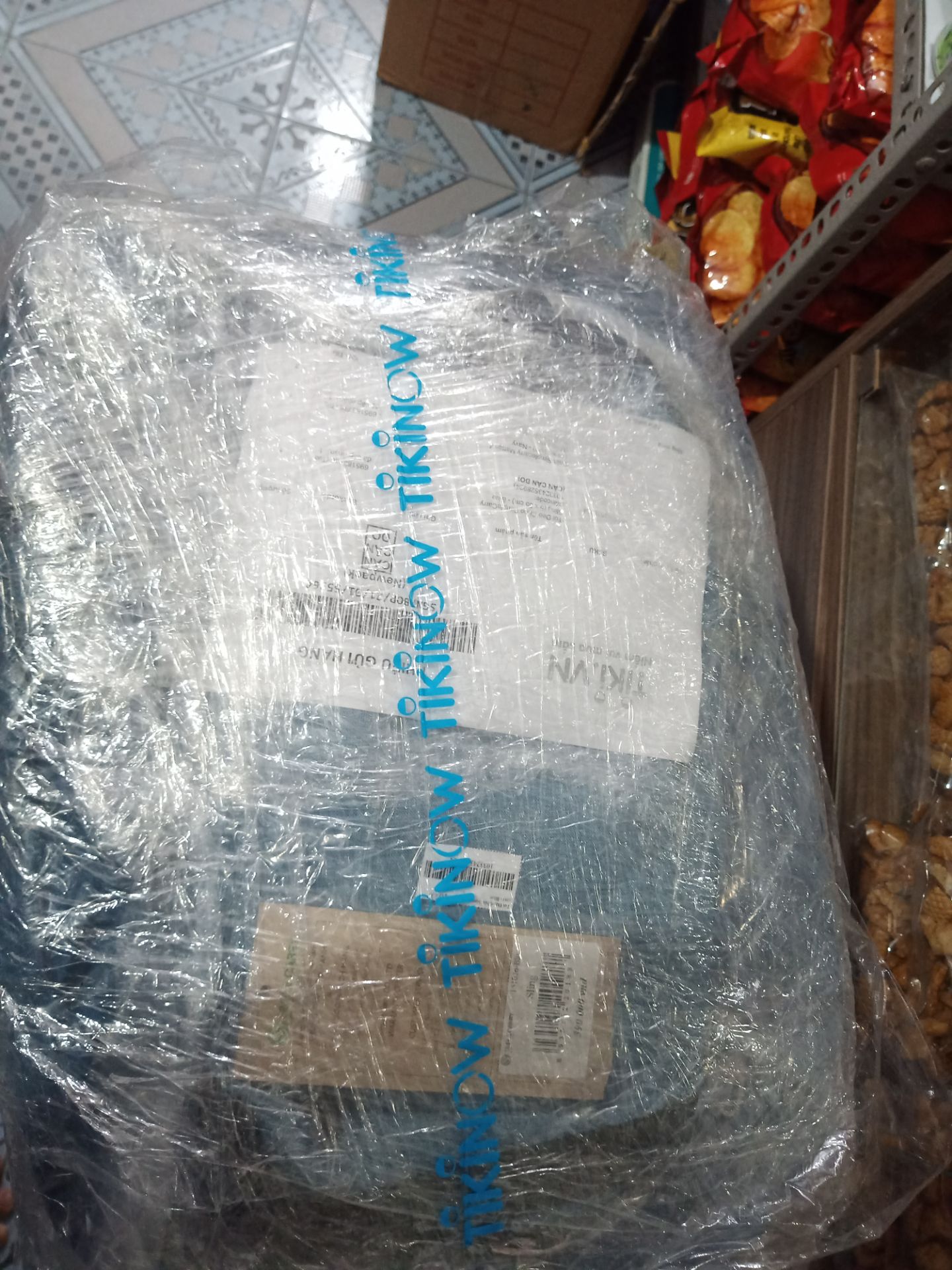 hàng sản xuất mới: rất hài lòng;
đóng gói: sơ sài ^^ ko hài lòng;
vận chuyển: nhanh hơn so dự kiến, hài lòng.