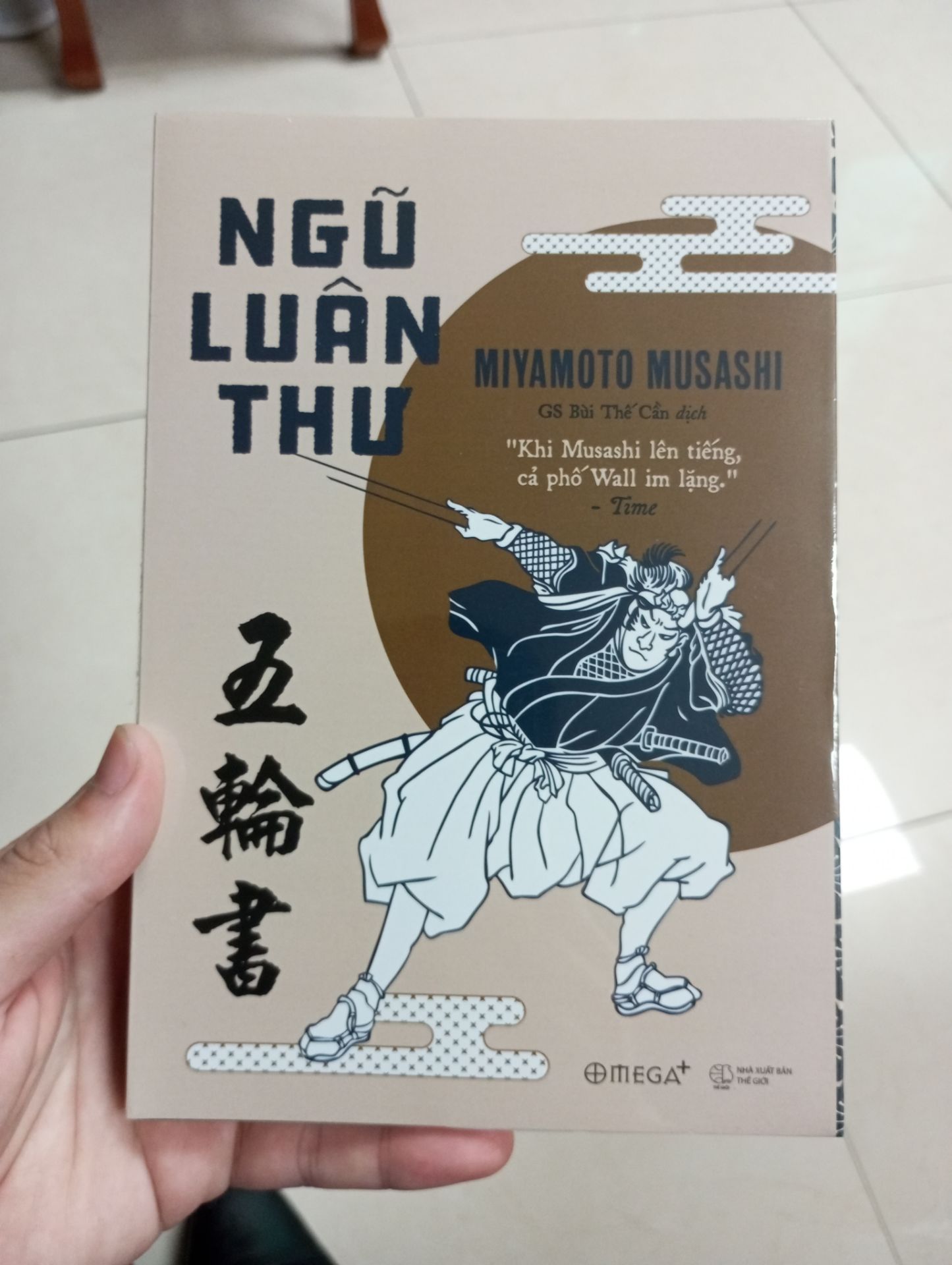 Sách mới cứng, đẹp mắt, hơi mỏng so với hình dung, nhưng quan trọng chất lượng thôi. Giao hàng nhanh, đóng gói cẩn thận, giá cả hợp lý.