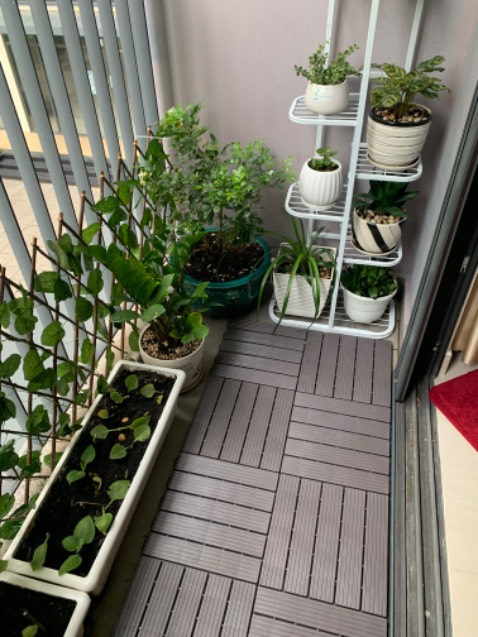 Tấm lót đẹp, lắp xong thấy sân sạch hơn