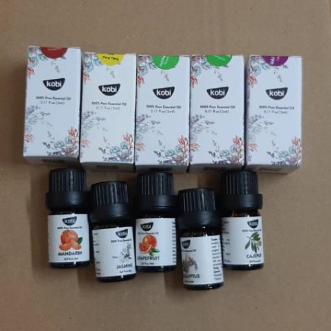 Tinh dầu thơm lắm, nhà em thích cực. Mùi thơm tự nhiên ạaa. Mùi nào củng thơm điếc mũi lun. Hàng giao đủ, bao bì đẹp, nguyên seal, được tặng kèm túyp nhỏ tinh dầu hồi khá thơm, ưng ý ạ. Điểm cộng là shop có rất nhiều loại tinh dầu, mình thấy phong phú nhất trên tiki hiện nay, có size nhỏ cho mọi người dùng thử, hợp lý! Tuy nhiên thời gian giao không nhanh lắm. Góp ý thêm với shop là nên bọc thêm 1 lớp chống sốc nữa cho an toàn, bọc 1 lớp có thể sẽ bị vỡ nếu chuyển xa đó ạ.