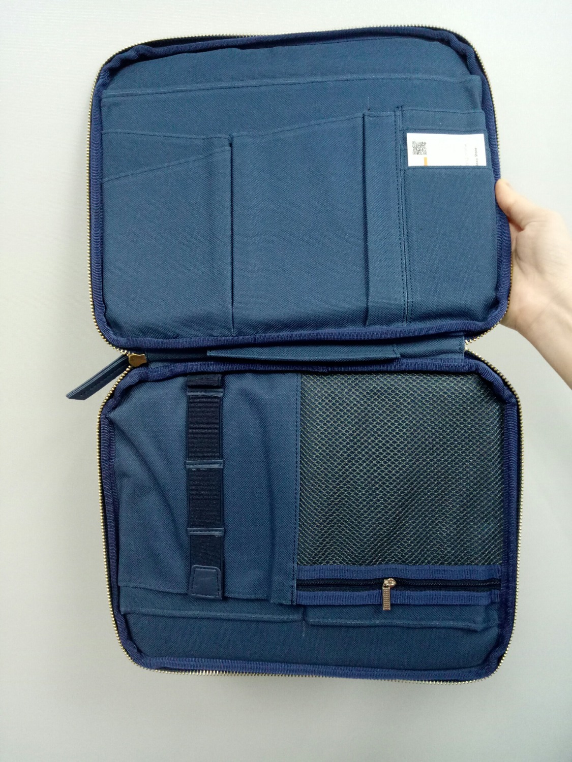 Túi da đẹp, logo và thiết kế tinh tế. Bên trong các ngăn đa dạ để được nhiều vật dụng cần thiết. 5 sao