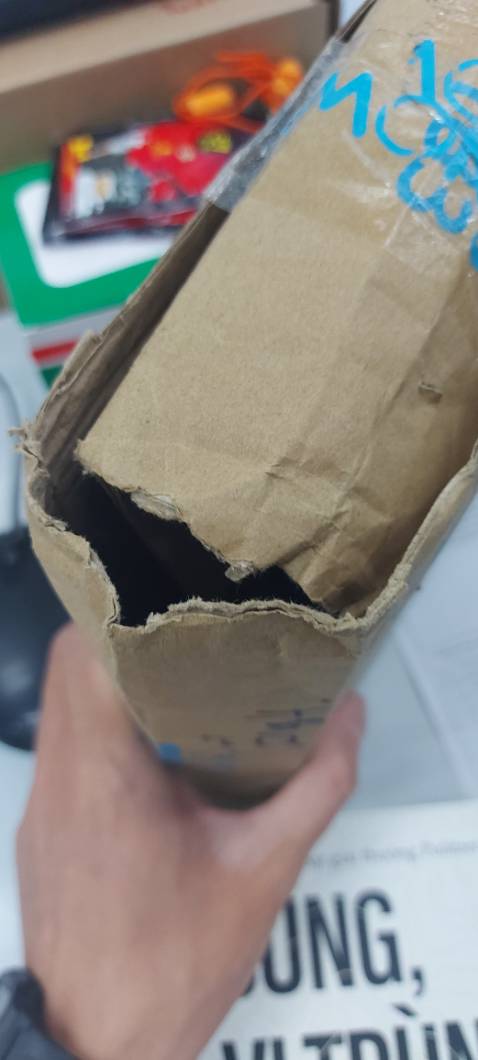 Đánh giá vì đối tác vận chuyển J&T rất tệ. Không hiểu vì lí do gì mà sách được vận chuyển đi vận chuyển lại giữa các trung chuyển và không hề có cuộc gọi nào cho khách hàng. Khi nhận hàng hộp rách nát và sách thì bị móp, gãy gáy.