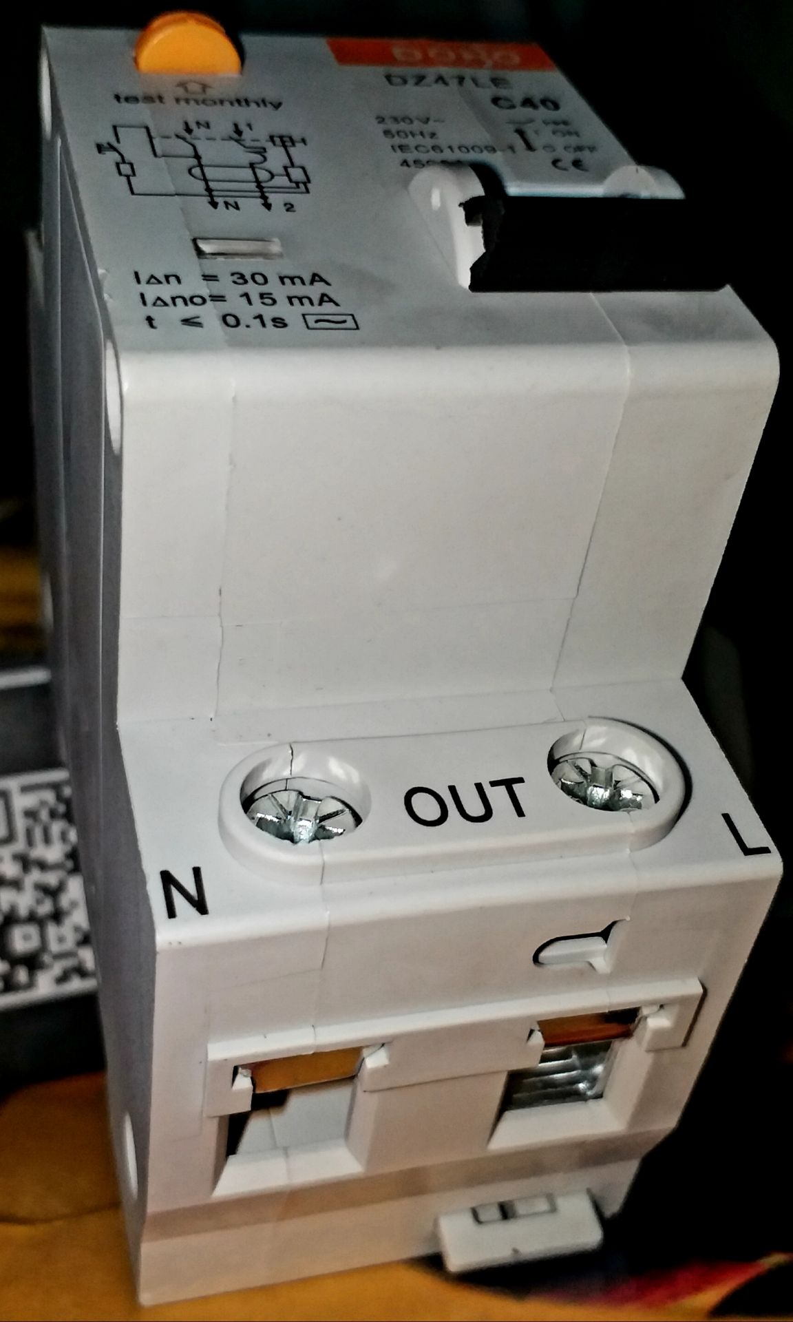 Cần gạt cụt nên không tiện cho tắt mở nhiều lần. Chỗ gắn dây thì tuyệt vời, tốt hơn Panasonic Thái. Tuy nhiên có cắt được dòng rò về giá trị cũng như tốc độ thì sản phẩm không có clip đánh giá nên chỉ mua niềm tin là chủ yếu