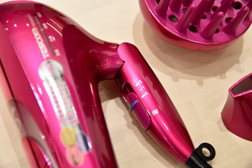 Mình nhận hàng nguyên bộ máy sấy rất hoành tráng luôn.
Máy sấy êm ru, đầu sấy thổi mượt mà rất ưng ý. 
Máy thích hợp dùng trong gia đình, có 3 đầu sấy tiện cho việc thay đổi theo mục địch sử dụng. 
Nguyên hộp máy nên việc bảo quản cũng dễ, không sử dụng có thể cất nguyên vẹn vào hộp để bảo quản cho dễ. 
Phần dây điện khá dài, dùng rất tiện lợi.
Dịch vụ giao hàng 2 h của Tiki rất hài lòng, nhanh chóng và thân thiện.