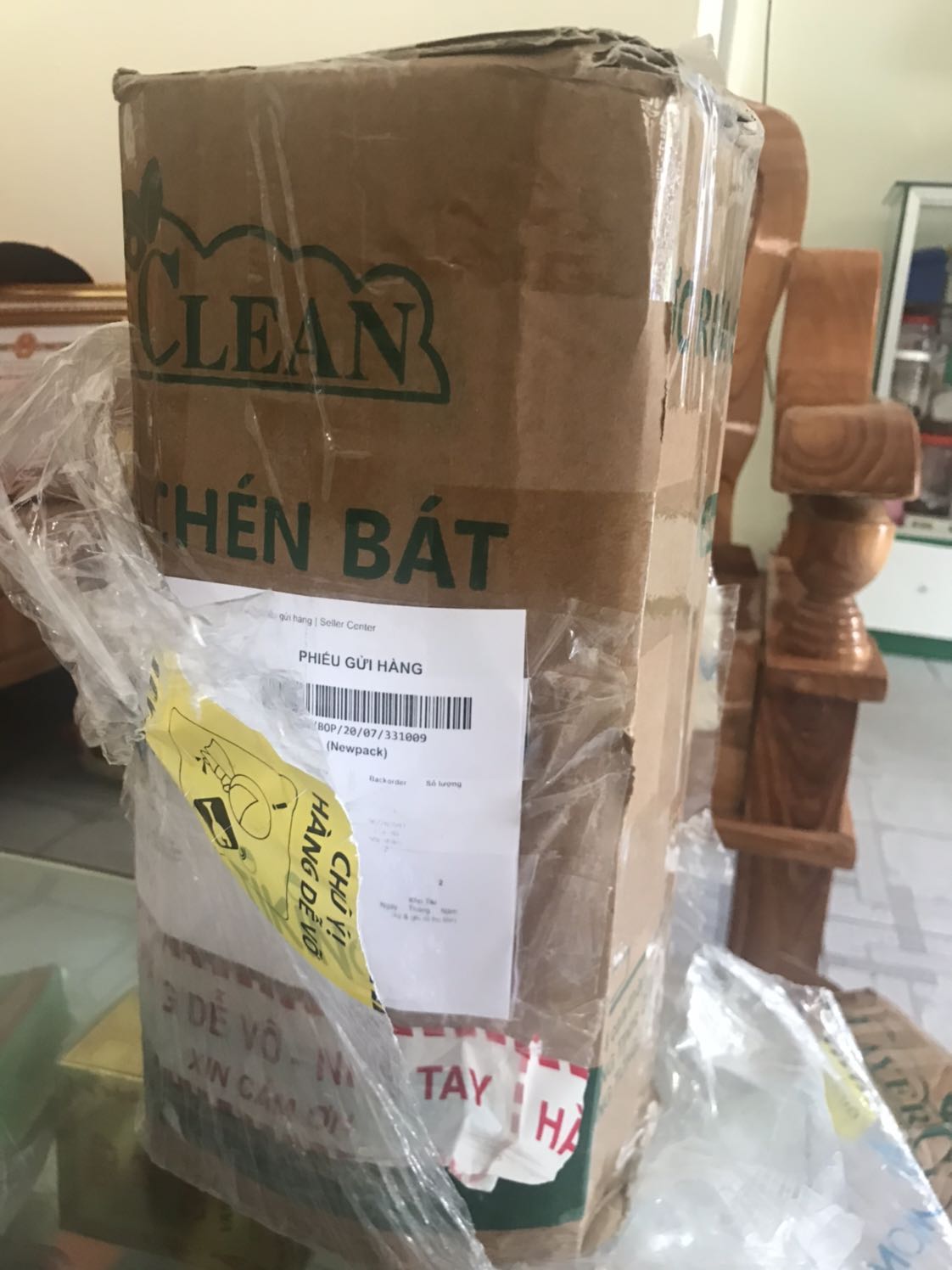 Thời gian giao hàng nhanh, đóng gói kỹ càng. Tính ra 5 lớp. 1 lớp dán miệng chai, 1 lớp bọc chống sốc, 1 lớp bìa các tông, 1 lớp nilong bọc thực phẩm cố định 2 chai, 1 lớp bọc ngoài của tiki, tem hàng dễ vỡ dán 2 lần. Rất hài lòng. Chất lượng sản phẩm sử dụng mới biết. Thời gian giao hàng nhanh, đóng gói kỹ càng. Tính ra 5 lớp. 1 lớp dán miệng chai, 1 lớp bọc chống sốc, 1 lớp bìa các tông, 1 lớp nilong bọc thực phẩm cố định 2 chai, 1 lớp bọc ngoài của tiki, tem hàng dễ vỡ dán 2 lần. Rất hài lòng. Chất lượng sản phẩm sử dụng mới biết.