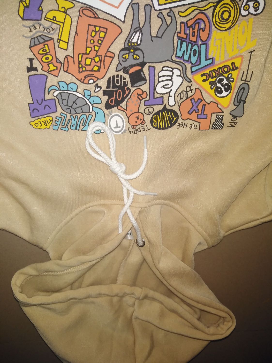 Hình in trên áo đẹp lắm, vải dày dặn chứ ko mỏng, giá cả hợp lý, giao hàng rất nhanh luôn. Nên mua mn ạ, sẽ ủng hộ tiếp, mua nhiều lần rồi nên rất ưng các sp bên shop