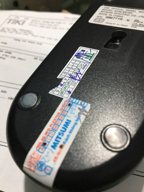 Shop cho mình hỏi đây là chuột mới 100%, hay chuột qua sử dụng và hấp lại????? mọi thứ đều mới trừ 4 chân tiếp xúc với mặt bàn mặc dù mình chưa úp lại để rê chuột.
click thử thì các chuột chưa liệt vẫn ok nên vẫn chấm shop 2 sao,
nhờ bạn lấy giúp về đích thân bóc tem ra kiểm tra thì không được happy như khi đặt hàng