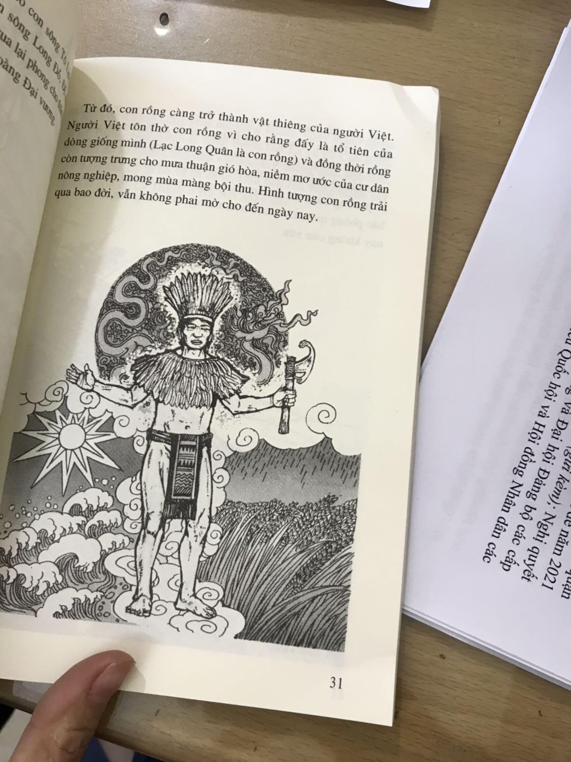 Rất đáng tiền. Ngoài các bộ truyện tranh thông thường, bố mẹ nên mua những bộ truyện về lịch sử cho các bạn nhỏ đọc, để kiến thức lịch sử không còn quá khó khăn đối với các bạn ấy. Bộ truyện rất hay, lại có hình minh hoạ nên k khó đọc như các bộ truyện về lịch sử khác.