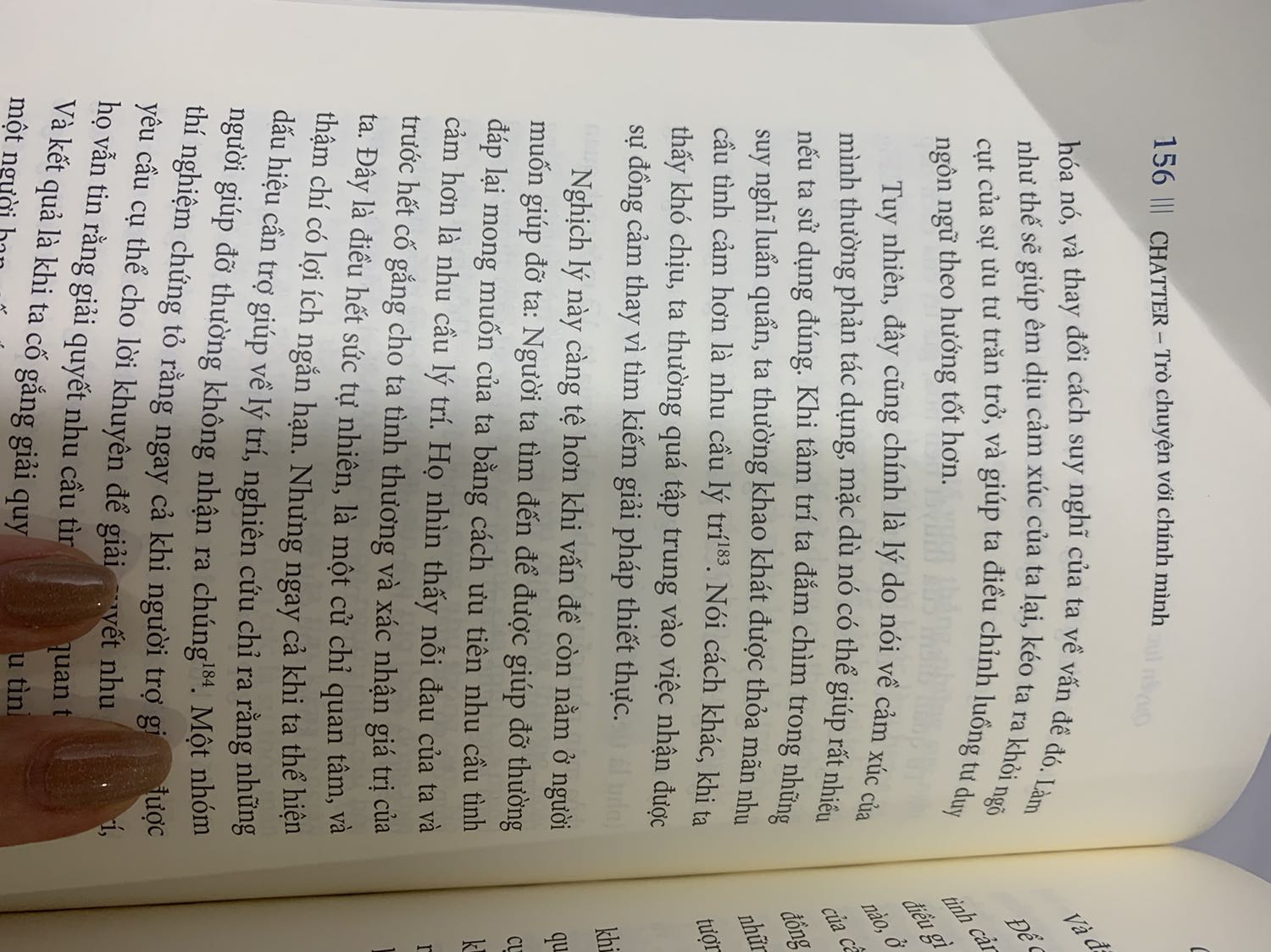 Sách tâm lý nhưng đọc rất dễ hiểu. Phân tích cách tự nhiên con người hay đắm mình vào suy nghĩ tiêu cực luẩn quẩn, rồi tự nhiên chia sẻ cảm xúc với ng ngoài và tưởng rằng sẽ cảm thấy tốt hơn. Nhưng thực ra đó chỉ là cách xử lý về mặt tình cảm chứ ko thực sự gq về vấn đề. Đôi khi việc nhắc lại trải nghiệm đau buồn còn khiến bạn thêm luẩn quẩn tiêu cực hơn. 
Sách đưa ra cách xử lý hiện tượng này là “self distance”- tạo khoảng cách tâm lý để nhìn vđ tổng quan hơn.