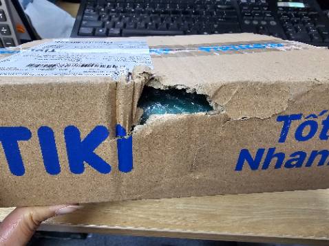 Tiki từ ngày dùng vận chuyển ngoài chán quá ạ. Hộp sách rách móp, may trời không mưa & sách không làm sao