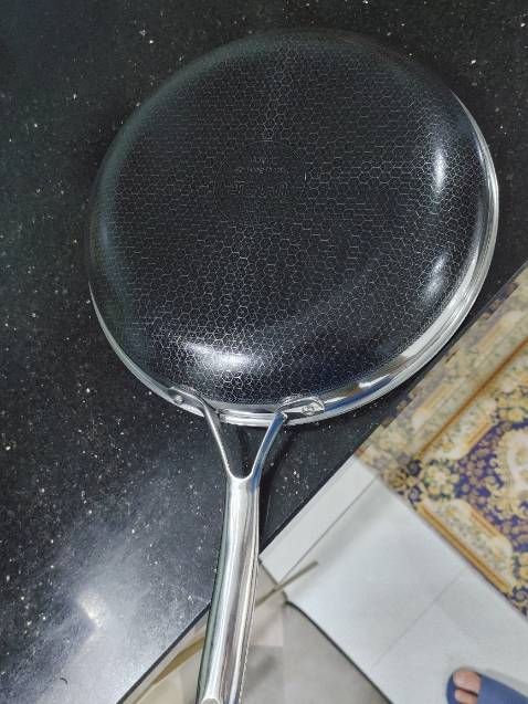 Chảo bị lỗi hay loại này vốn nó như vậy đấy. Mình thấy cái đáy chảo nó bị lồi.