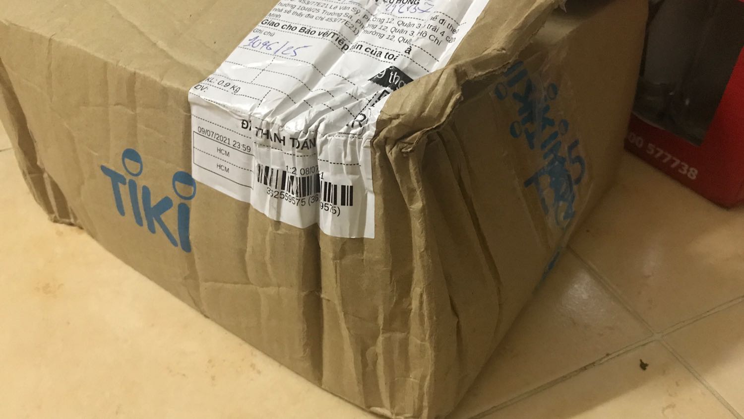 Thích style gói hàng và chăm sóc cẩn thận ngày trước của Tiki. K chèn hộp chặt mà hộp hơi rộng. Lúc giao hàng hộp đã bị mốp nhiều. Không thấy nhân viên Tiki giao mà GHN giao. Giảm sao xuống để dịch vụ đc cải thiện hơn