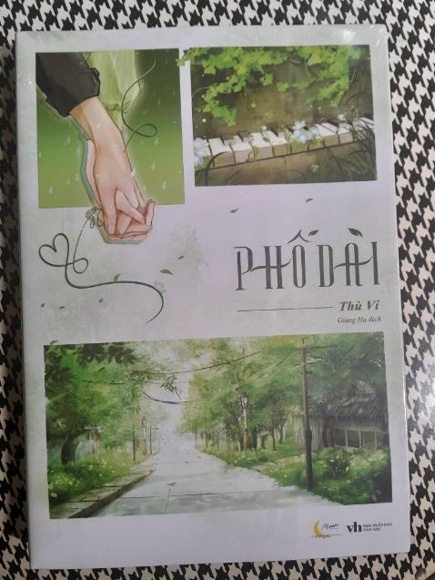 Phải nói là Phố Dài bdb tái bản siêu xinh, chiếc std chibi siêu cute, 2 card nv art đỉnh và bookmark đc thiết kế như ticket siêu độc đáo. Nội dung sách nhẹ nhàng. Giá trên tiki siêu mềm (mình mua giá 17x) và mình khá bất ngờ vì khi lên tiki sau mấy ngày mở bán vẫn còn dư hơn 10 bdb 🤯 sốc + giá siêu rẻ nên mình đã chốt luôn 1 em=))) Đóng gói bên tiki lần này có sự cải thiện hơn lần trc đó là có thêm bọc chống sốc nma k hiểu sao sách mình vẫn df 1 tẹo. Chung quy lại là trải nghiệm mua hàng trên tiki với giá siêu 🌰 khiến mình rất hài lòng. Bộ PD rất đáng để mua nha.