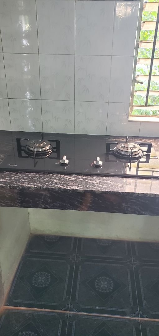 bếp đẹp, lửa xanh, nhạy, rất êm không bị kêu cóc cóc như bếp nổi