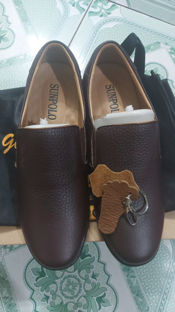 giày đẹp. giao hàng nhanh. còn được tặng móc khóa xinh xẻo. túi hộp đầy đủ. K hề bị móp rách.