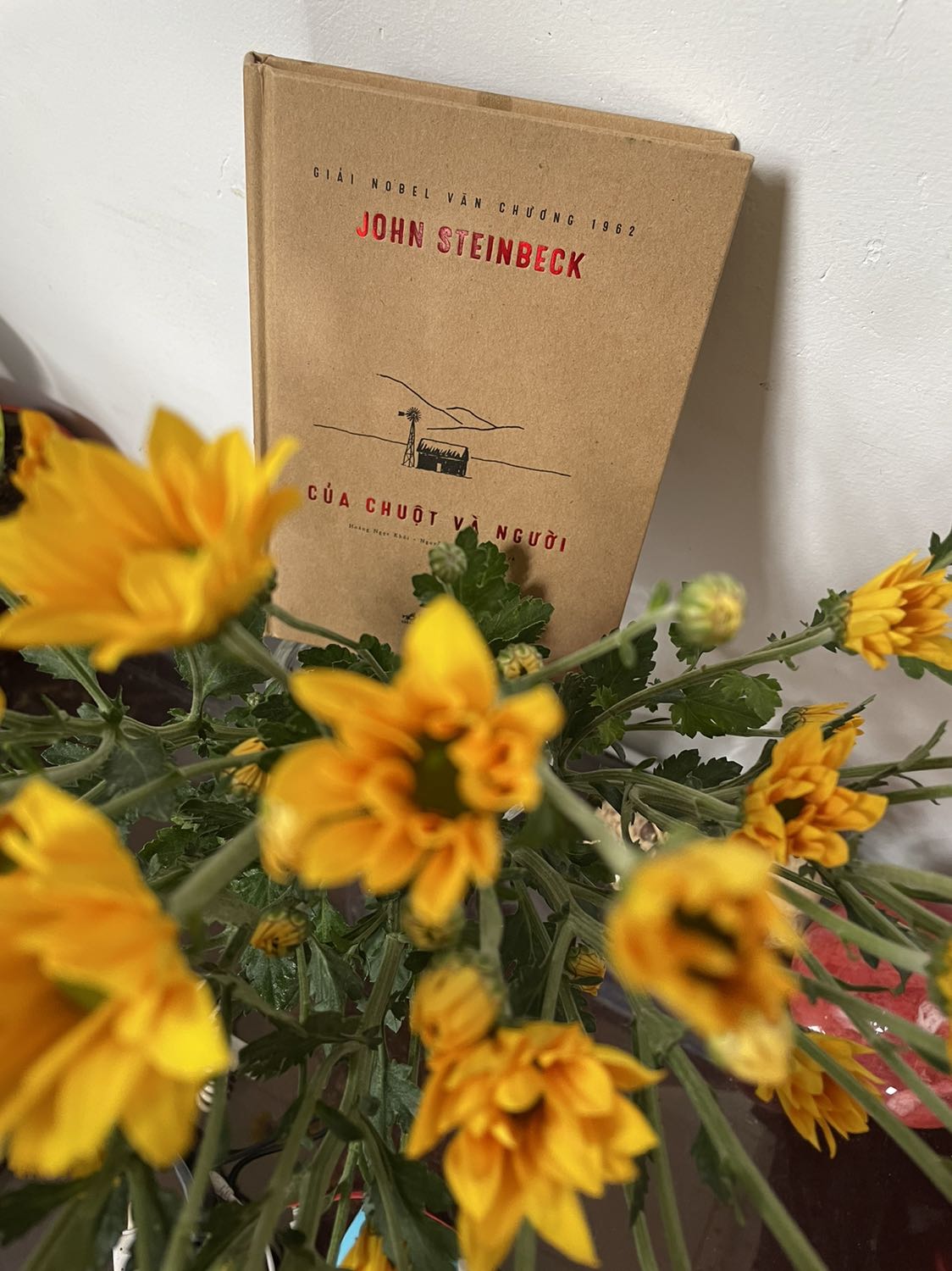 "Của chuột và người" là bức tranh  phản ánh chân thực cuộc sống của những người lao động nghèo khổ, dưới đáy xã hội. Ở cái xã hội đó, những thân phận bất hạnh đó phải sống ngày đây mai đó, bám bíu vào những hy vọng mong manh tưởng chừng như là ảo tưởng để có thể sống sót qua ngày. 
Ở đó có tình bạn cao đẹp giữa George Milton và Lennie Small. George nhỏ bé, thông minh, có chí tiến thủ, có mục tiêu hoạch định rõ ràng. Còn Lennie thì ngược lại: to khoẻ, sức vóc hùng hục nhưng lại đơn thuần như một đứa trẻ với sở thích vuốt ve những thứ gì mềm mại. Lennie ngây ngô nhưng mỗi khi mất kiểm soát lại bộc lộ sức mạnh đáng sợ. Cả hai cùng lớn lên, cùng đi với nhau chung con đường mưu sinh đó. Cả hai đều chung ước mơ có một mảnh đất, một trại của riêng mình, để thoát khỏi số kiếp lênh đênh vô định và thoát khỏi cái vòng áp bức sức lao động của số phận làm công thấp kém. 
Họ đến vùng đất mới với khát khao lao động cần mẫn và sớm hiện thực kế hoạch của mình. Ở đó, họ gặp những người cùng cảnh ngộ: những kẻ làm công không có gia đình, không nhà cửa đất đai, chỉ có thể chuyển từ nông trại này qua nông trại khác để kiếm sống, suốt đời làm việc cực nhọc, chịu đựng những luật lệ hà khắc cùng nỗi lo sợ bị đuổi việc khi không dùng được nữa, là ông già Candy hay như gã da đen Crooks với thân phận thấp kém, bị khinh miệt... Ở nông trại đó còn có nhiều người khác mà điểm chung của họ là mỗi người đều ấp ủ trong lòng một giấc mơ. Chuyện đáng buồn ở chỗ ai cũng có ước mơ và luôn bị nó ám ảnh, nhưng họ chưa bao giờ thật sự xem trọng nó hay tin tưởng vào nó (trừ Lennie – vì gã ngốc), họ chỉ dùng cái ước mơ đó như sự an ủi bản thân, làm vơi đi những gian khổ đang phải gánh chịu. Rồi những ước mơ với họ giống như con chuột chết, trương sình lên, thối rữa, huỷ diệt cả thể xác lẫn tinh thần họ...
... Câu chuyện được kết thúc ở ngay bờ sông nơi mà Lennie và Goerge đã dừng lại ngủ đêm để tâm sự với nhau về tương lai. Mọi thứ đã dừng lại chính nơi bắt đầu với cái nghiệt ngã của số phận Lennie.