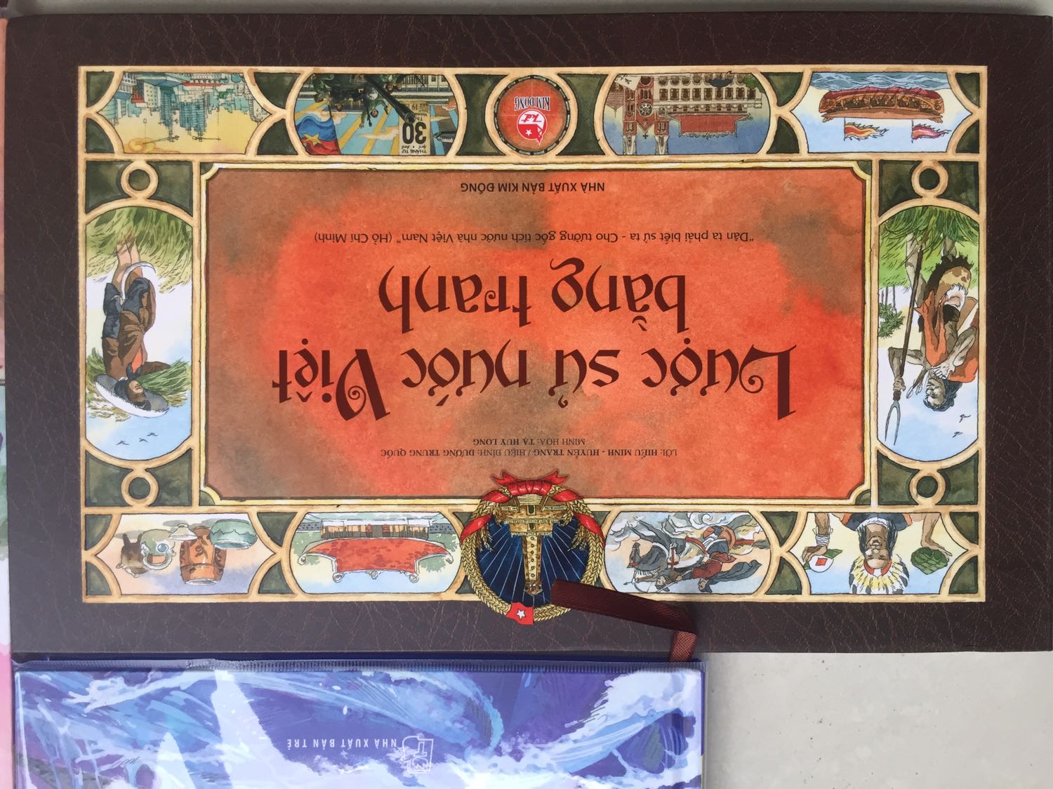 Sách không bọc bookcare nhưng vẫn bị trừ 1 bôkcare, Tiki xem lại giúp mình. Sách hay, trình bày đẹp. Bạn nhà mình rất thích. Sách không bọc bookcare nhưng vẫn bị trừ 1 bôkcare, Tiki xem lại giúp mình. Sách hay, trình bày đẹp. Bạn nhà mình rất thích.