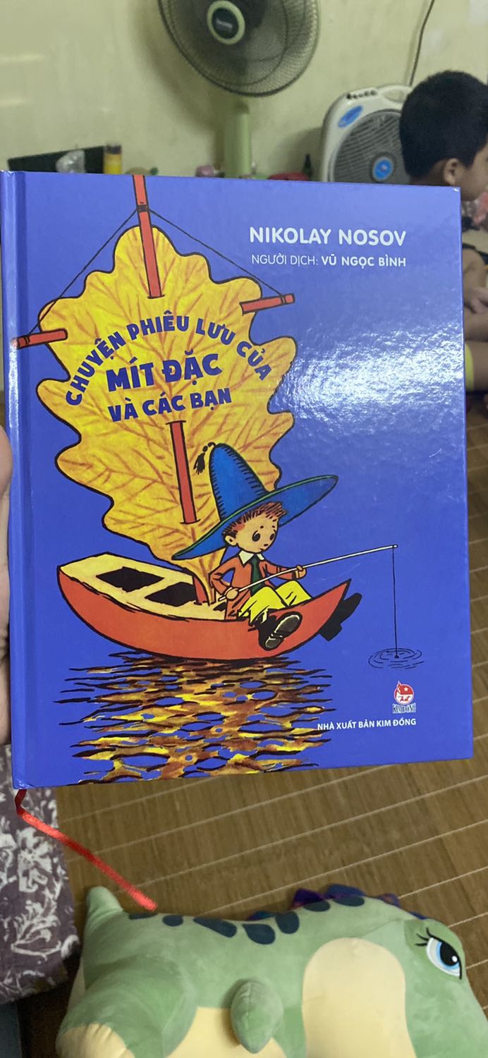 Bìa màu bóng đẹp. Bọc sách cẩn thận. Các góc đều vuông đẹp ko vết. Sản phẩm đẹp, đóng sách chắc chắn. Mình rất hài lòng. Dù màu sắc thì mình vẫn thích bản của nxb Cầu Vồng hơn nhưng mình vẫn ủng hộ sản phẩm nc nhà
