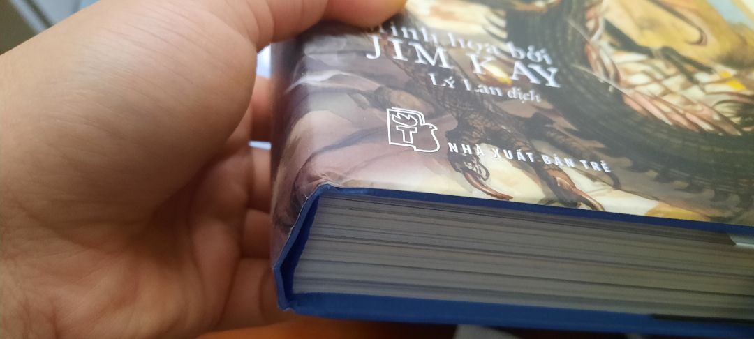 Mình mua hai tập 3 và 4, nhận hàng ngày hôm nay, bên ngoài bìa cứng và bìa rời có dấu hiệu quăn móp, biến dạng, phía mặt trên sách có vết lạ như trong hình, bên trong còn có cảm giác như sắp long ra như trong ảnh chụp. Mình mong tiki có thể xem xét cho mình được đổi sách.