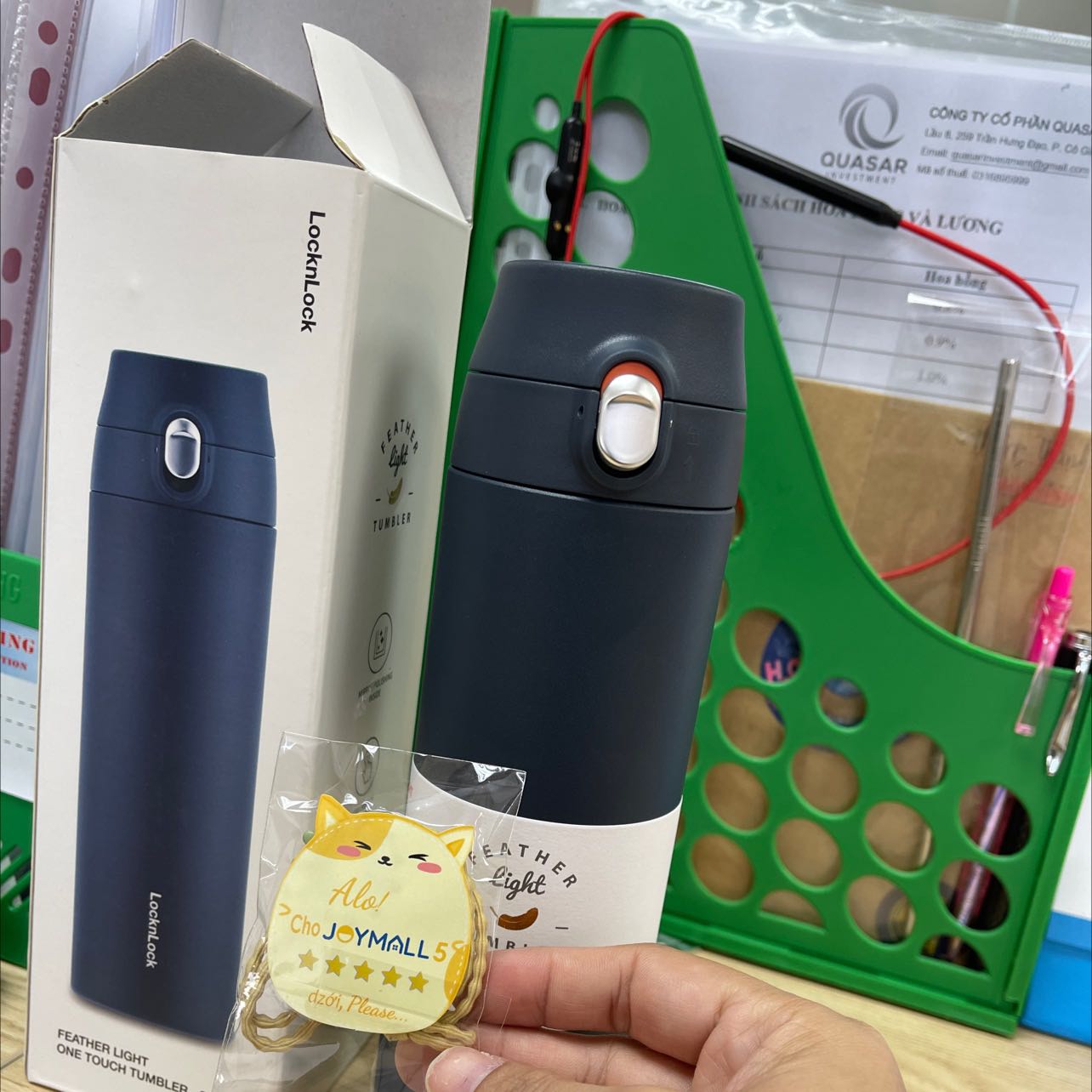 Ống hút được tặng cao hơn nên khi dùng ko đậy nắp bình được! Nhưng bình rất đẹp nha cả nhà!