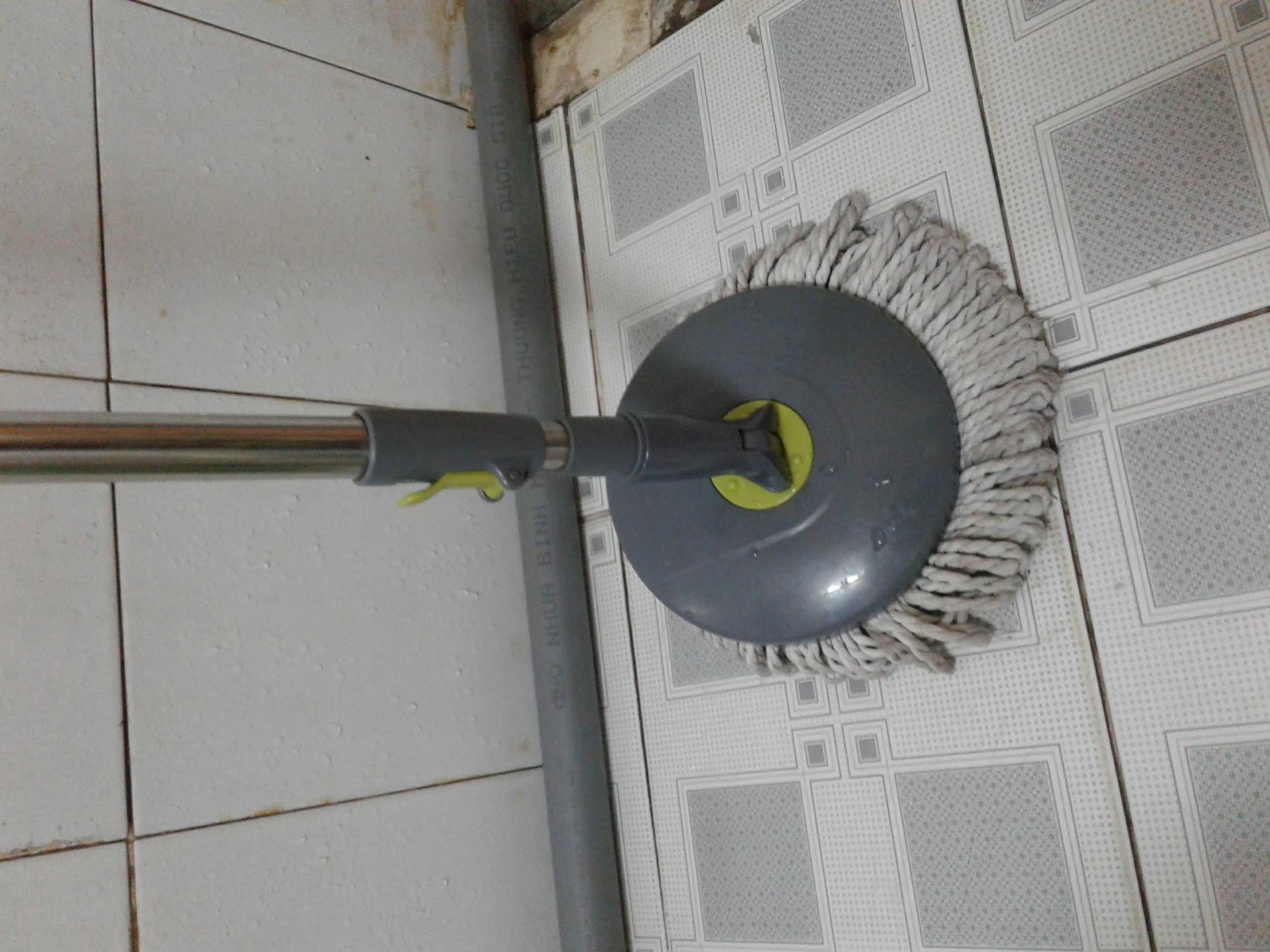 mình mua hàng nhiều lần của tiki, từ quà tặng khách hàng, thẻ cào, wifi router và bây giờ là bộ cây lau nhà; và tiki giao hàng đúng hẹn.
chất lượng lock&lock không cần phải bàn cãi nữa; trong nhà mình nhiều đồ gia dụng mang thương hiệu lock&lock, xài lâu rồi và rất bền.