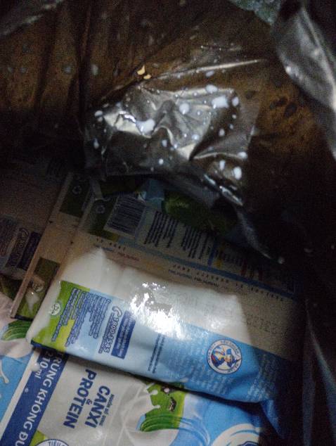 Đặt tiki trading mà gói tệ, bịch sữa bị thủng đổ, gói bọc bì niông k đảm bảo được hàng bên trong, đổ sữa tràn vào thùng rất tệ không nên mua nha