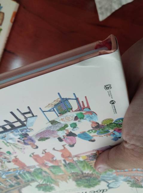 mình đặt 3 cuốn thì co1 1 cuốn là sách cũ, bị móp méo, mình muốn được đổi lại sách khác