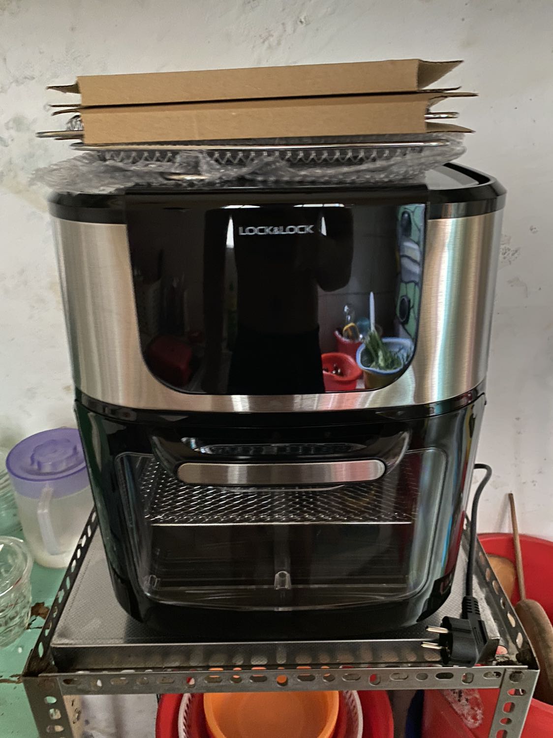 5 sao cho tiki, nhưng 1 sao cho lock&lock
Mua về đang nướng chế độ gà (185 độ trong 40p), đang chạy dc tầm 2-3 phút tự động nhảy sang chế độ làm khô rau củ (30 độ trong 4 tiếng)
Lúc đầu tưởng là tính năng tự chỉnh gì đó, nhưng nhiều lần tiếp theo vẫn bị tự nhảy nhiệt độ và thời gian làm phải đứng canh sợ bị nhảy nhiệt độ hư đồ ăn
Gọi tổng đài hỏi thì có khả năng bị chạm mạch
Giờ phải tự đem cái nồi to đùng ra cửa hàng bảo hành ???