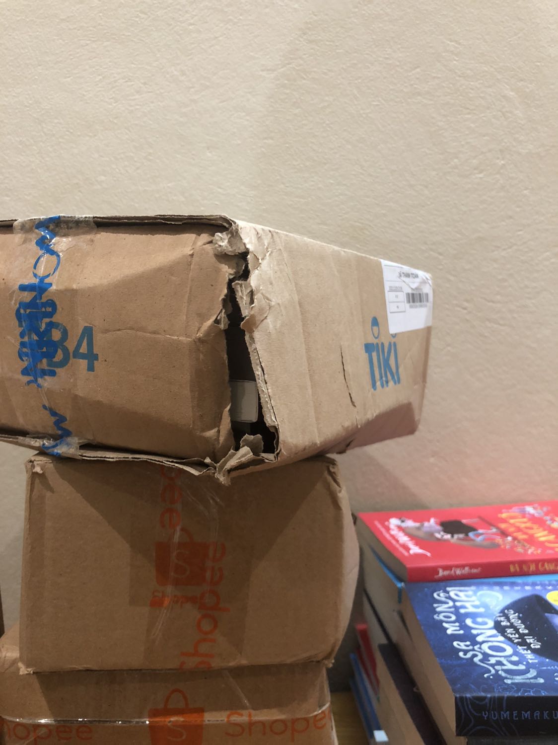 Sách thì 5 sao nhưng vận chuyển mình xin phép đánh giá 1 sao ạ. Do đợt này hội sách nên mình đã đặt khá nhiều trên Tiki, mà mình để ý là đơn vị giao hàng nào, đơn hàng từ kho nào bất kể xa gần thì hộp đựng đều như thế này đây. Có hộp thì sách bên trong còn có túi bọc chứ có hộp thì sách không hề được bọc hay gì luôn ạ. Mong Tiki sớm khắc phục vấn đề này.