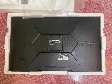 Màn hình hiển thị tốt, vỏ nhựa hơi ọp ẹp và hôi mùi nhựa nồng. Viền dưới màn hình có vết nhưng bong keo ko ảnh hưởng lắm nhưng nhìn hơi mất thẩm mỹ. So với tầm giá thì khá oke.