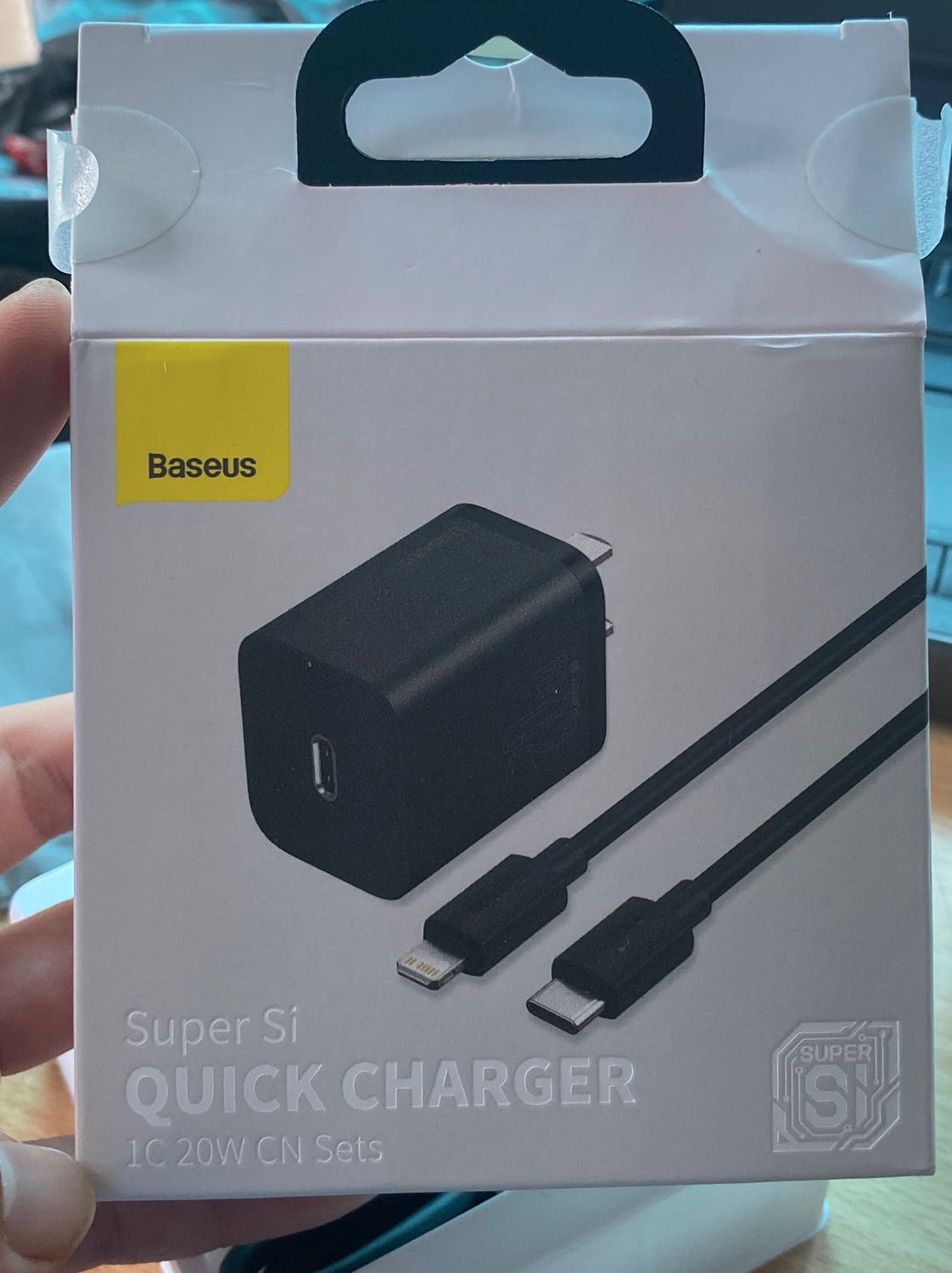 Sản phẩm trông rất xịn xò, chưa biết sạc ntn nhưng cầm nặng tay và đóng gói cực kỳ cẩn thận. Lại được bonus thêm con trâu đáng yêu nữa. ???
Để dùng 1 thời gian xem chất lượng ra sao.