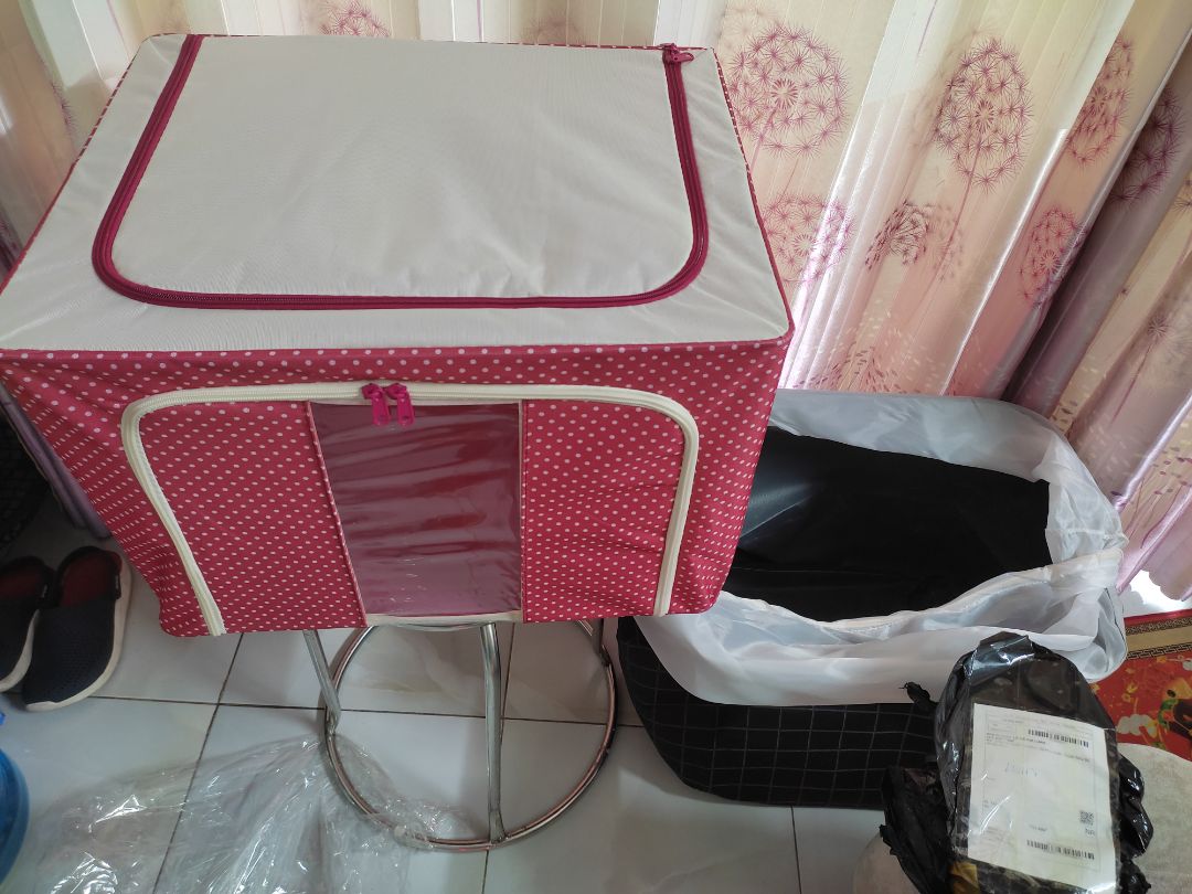 Giao không đúng mẫu, đặt 1 cái theo mẫu nhựa lưới trắng trong , lại giao 2 cái chất liệu vải thô cứng (1 màu đỏ,1 màu đen )