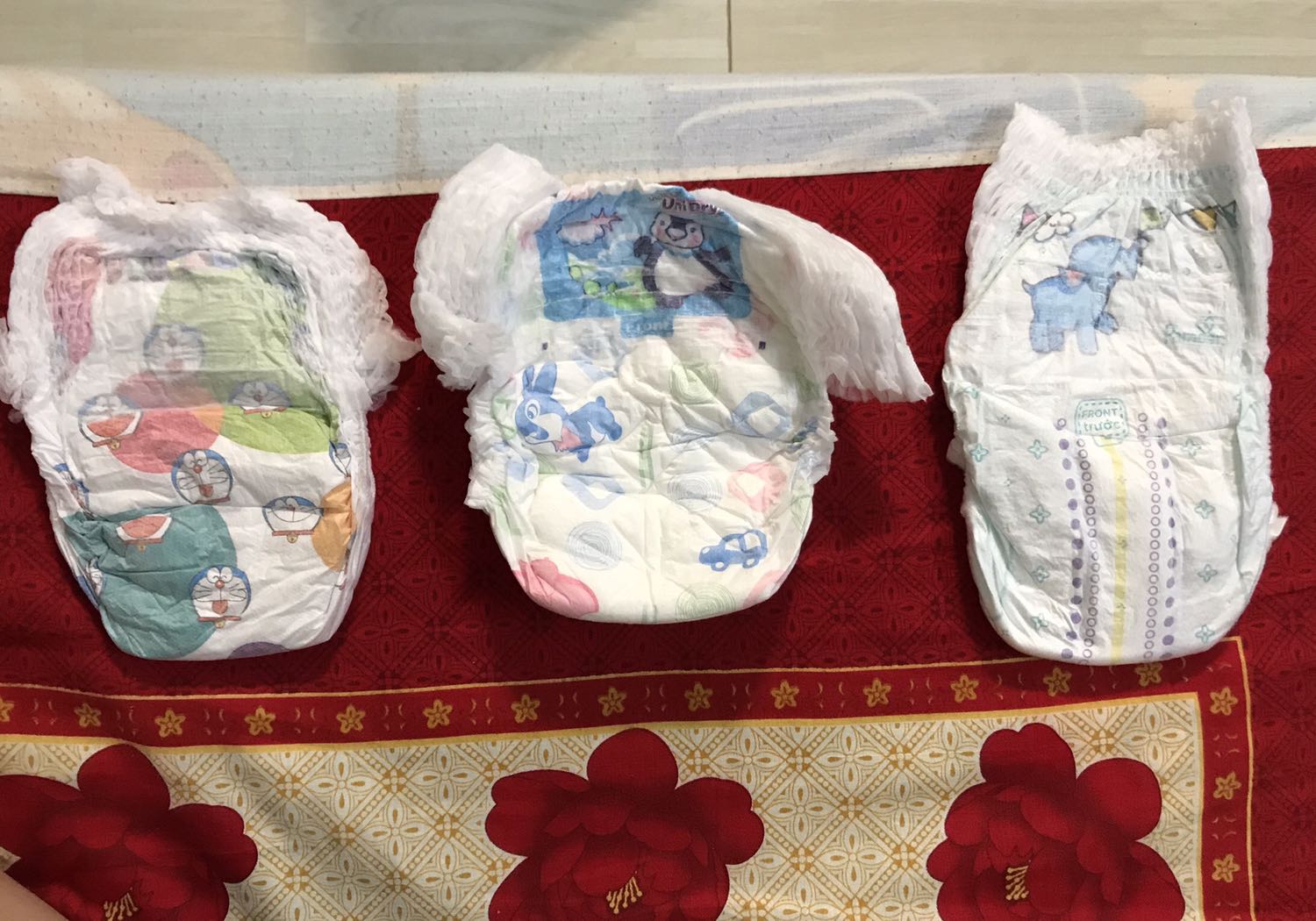 Phần thun rộng rãi nhưng bé ị dễ bị tràn lên lưng. Dùng tạm ổn.
Hình đính kèm là size L của 3 loại bỉm: Goon friend, Uni dry và Pampers. Phần thun của Uni rộng rãi nhất, Pampers thấm hút tốt nhất.