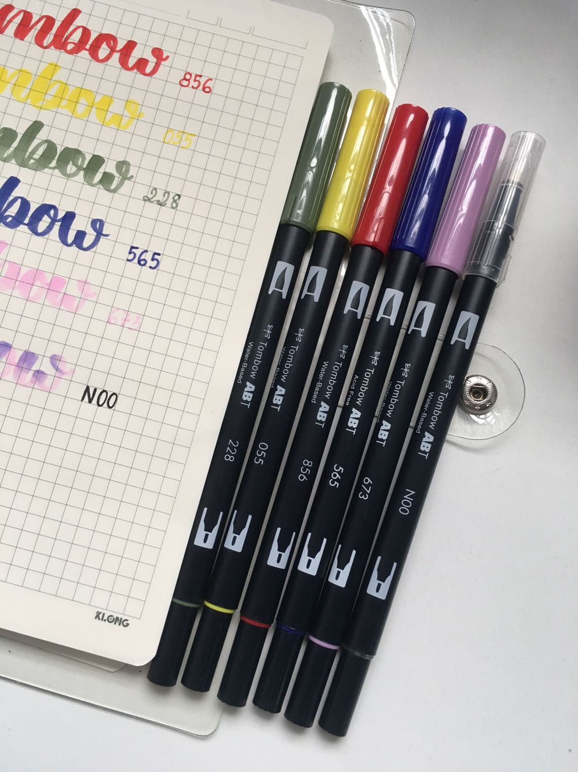 Bút đẹp, viết êm, giá rẻ 35k, đóng gói cẩn thận, bị bụi vài cây ở ngoài nhưng không sao 💯💯💯