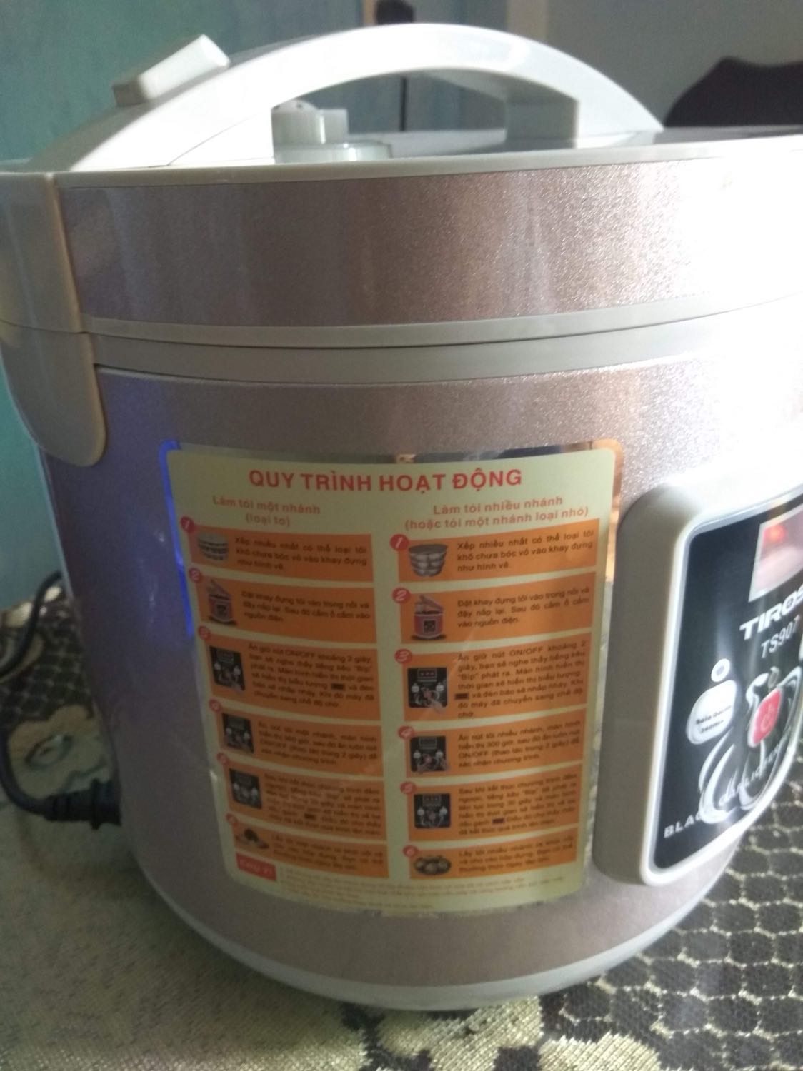 Nồi tỏi
- Đóng gói chắc chắn.
- Nồi có 2 hai chế nấu tỏi 1 nhánh và tỏi nhiều nhánh hoàn toàn tự động.
- Cách sự dụng đơn giản, nhanh gọn.
- Trong trường hợp mất điện dưới 5h thì quá trình vẫn được thực hiện tự động không cần cần chỉnh lại.
- Khay đựng tỏi 3 tầng dễ tháo rời để xếp tỏi cũng như vệ sinh.
- Không có chế độ sấy sau khi hoàn thiện quy trình ủ tỏi.
- Tỏi thành phầm cảm giác vẫn có thể hơi ướt.