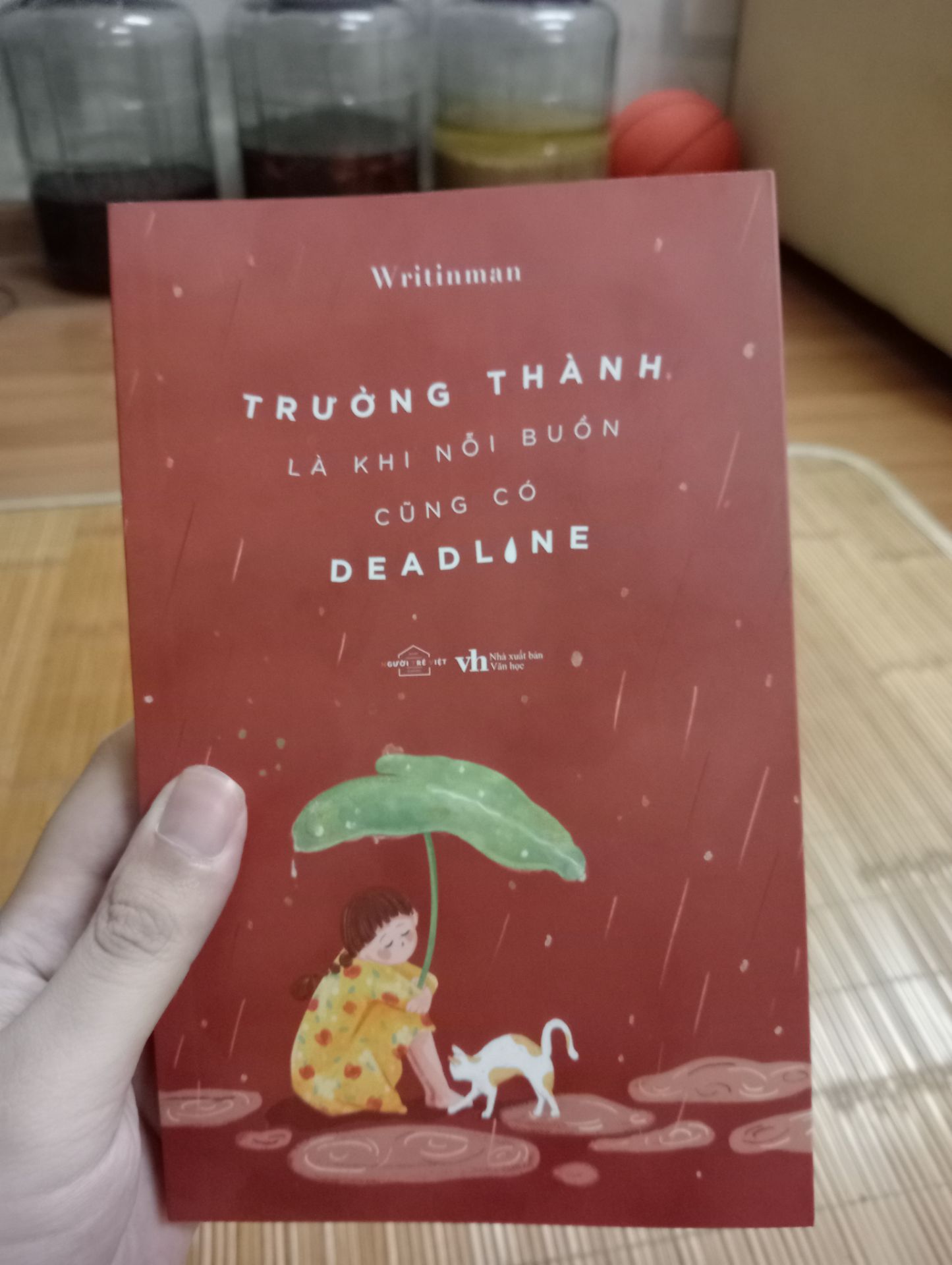 Nhân viên ship giao nhanh,vui vẻ,thân thiện và  khi đi về còn chào tạm biệt.Sách mới,nguyên vẹn,chữ rõ ràng,giấy đẹp,hình bìa sách đẹp,màu sắc bắt mắt,Những bạn nào yêu thích văn học nên chọn cuốn này.Những bạn đang đi học cần cải thiện kỹ năng viết văn, viết văn bị mắc lỗi diễn đạt,bí từ,lủng củng,đặt dấu câu hay muốn học cách dùng từ thì đọc cuốn này sẽ hỗ trợ bạn viết văn tốt hơn,mượt hơn.Sách cũng phù hợp cho những bạn  muốn nâng cao khả năng viết lách,yêu thích viết lách.Nội dung cuốn sách nói về hành trình trưởng thành của mỗi người,khi đọc ai đó sẽ thấy có dấu chân của mình và những chia sẻ thú vị của tác giả về tình yêu.Đây là cuốn sách đáng đọc.Viết đến đây thôi.Tôi đọc tiếp đây.Tôi để if của tác giả ở đây nhé.Ai có thắc mắc hay muốn giao lưu thì vào ibhttps://www.facebook.com/hanh.louis.3.Tên fb là Dương Hạnh