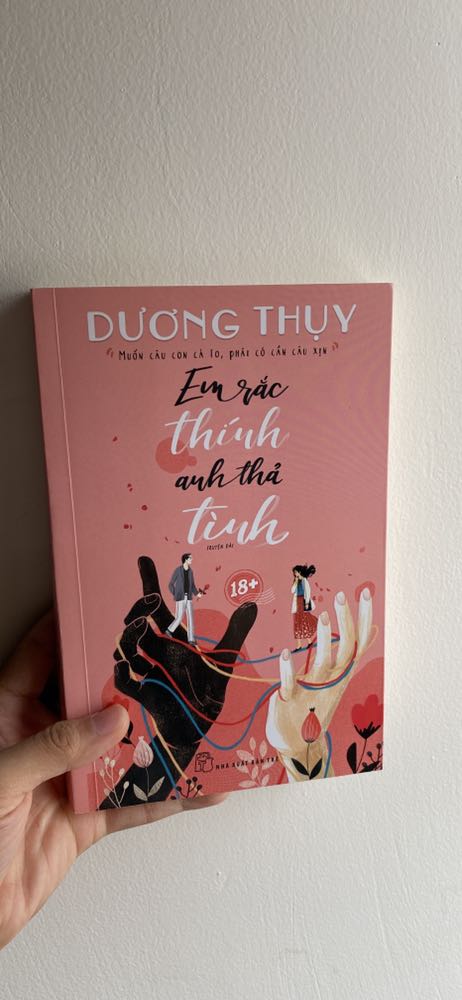 Dương Thuỵ có những tác phẩm ngôn tình khá hấp dẫn, thu hút mình. Cách viết nhẹ nhàng, truyền cảm, nội dung không quá drama là những điểm nổi bậy của cô. Cuốn này cũng như những cuốn trước kể về tình yêu của 1 cô gái VN với 3 chàng trai nước ngoài, tài giỏi lại giàu có. Dù là hơi ảo diệu nhưng được cái là Dương Thuỵ viết nghe giản dị lắm, không hề có chút màu mè.
