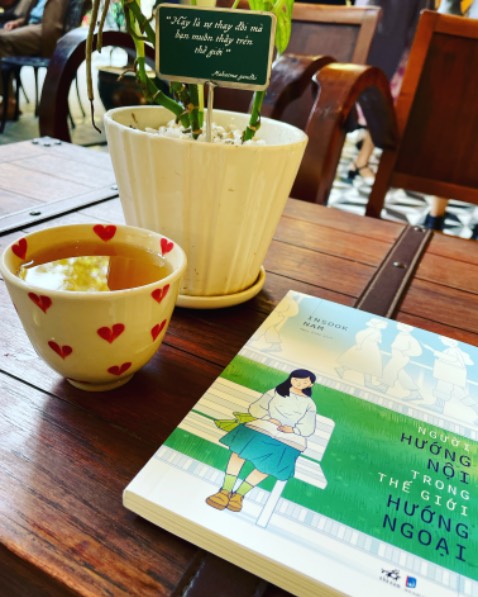 Một cuốn sách nói thay nỗi lòng của người hướng nội. Đã từng rất dằn vặt bản thân yếu kém trong việc giao tiếp nhưng đọc xong cuốn sách này cảm thấy chấp nhận với việc mình là người hướng nội. Uh, tui hướng nội thì đã sao.
Sách rất hay!