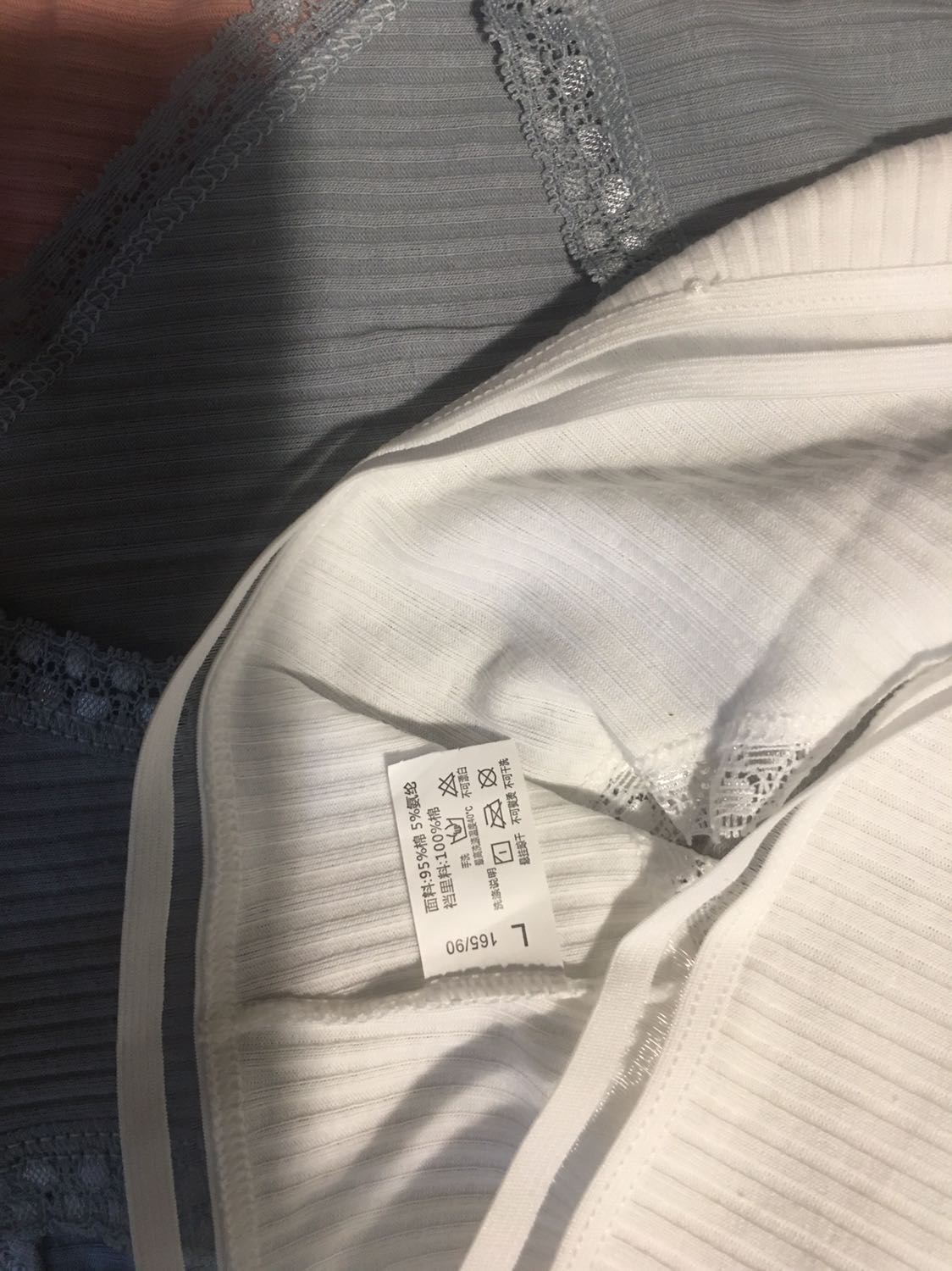 Sản phẩm như hình. Chất vải xấu. Giao hàng không đúng size đã đặt. Không hiểu Tiki giao 1 món hàng mà khách ko sử dụng đc thì Tiki thấy sao.