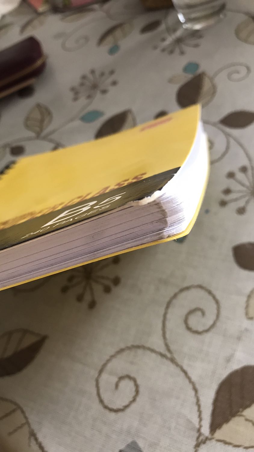 Mình sẽ rất vui nếu quyển sổ này được bọc bìa ni lông ở ngoài và không bị bẩn. Mình mua sách ở tiki cũng nhiều lần rồi, cũng gặp phải tình trạng sách bị gập, gãy bìa, bẩn,... nhưng để nói riêng về quyển sổ này thì rất đáng để mua, to, dày, mực viết cũng không bị in qua quá nhiều trừ bút nào cho ra nhiều mực quá thì sẽ hơi in một tí thôi.