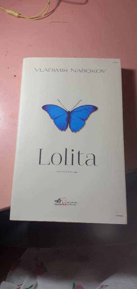 sách in chữ nét,cầm nặng tay. đóng gói sơ sàii nhưng may là sách 0 bị làm sao:(

nội dung sách tuy dính nhiều tranh cãi nhưng phải nói rằng nó rất hay.từng chữ,từng lời văn của Nabokov được Dương Tường dịch xuất sắc đến từng câu chữ.
