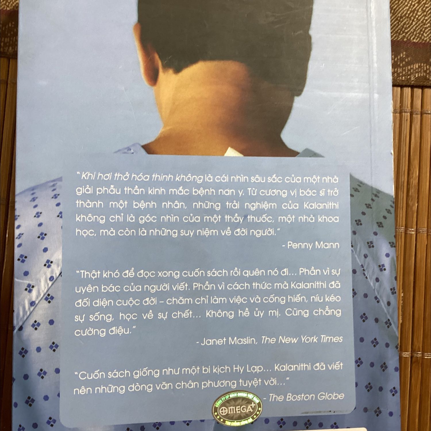 Sách rất hay, rất cuốn hút, đúng chất giọng của một nhà văn. Sách rất hay và chân thật, gần gũi, tôi như vừa được sống cuộc đời của paul qua từng câu từng chữ. Lấy đau thương múa bút thành văn, từng câu chữ đều gợi đến cảm giác thoáng buồn của cái chết: Paul muốn tìm hiểu về cái chết, và thượng đế đã mang căn bệnh ung thư đến bên ông. “Người nào dạy ta cách chết sẽ đồng thời dạy ta cách sống”, ta như được sống thêm một lần qua từng dòng ông viết. Buồn thay, ông không thể sống cho đến khi hoàn thành cuốn sách, và vợ ông đã viết phần kết cho câu chuyện về cuộc đời bi hùng của ông, một nhà văn, bác sĩ phẫu thuật thần kinh và một nhà khoa học đã cống hiến hết mình cho đời, cho đến khi ông xa lìa nhân gian