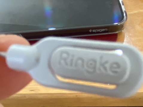 Hàng chính hãng. Chất lượng nhựa khóa cài tốt. Dây dù không xù lông, chắc chắn. Tuy nhiên mua case Spigen nên không có chỗ xỏ dây 😅 shop tư vấn giúp  loại case phù hợp. Cám ơn.