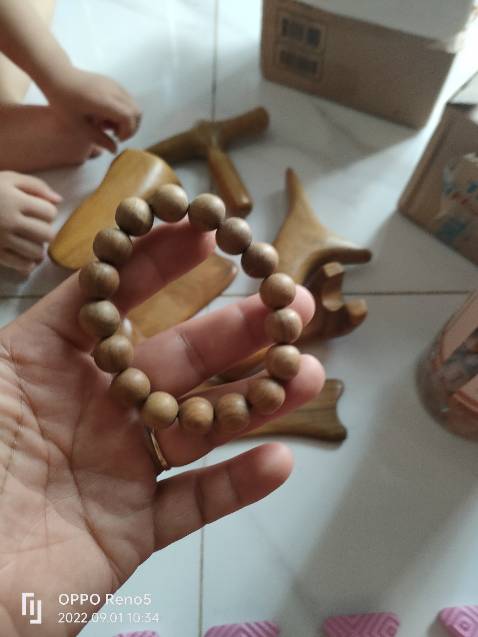 Các dụng cụ gia công đánh bóng đẹp, mùi gỗ thơm diu, tặng thêm vòng đeo tay