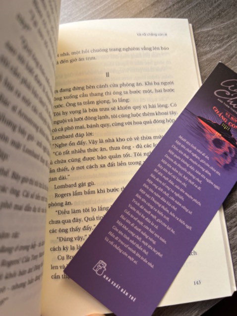 Đây là quyển đầu tiên mình đọc của Agatha Christie và thật sự thì nó khá ổn. Câu từ đơn giản với nội dung cuốn, cái kết có plot twist làm mình bất ngờ. Khâu đóng gói thì luôn cẩn thận nên mình rất yên taM