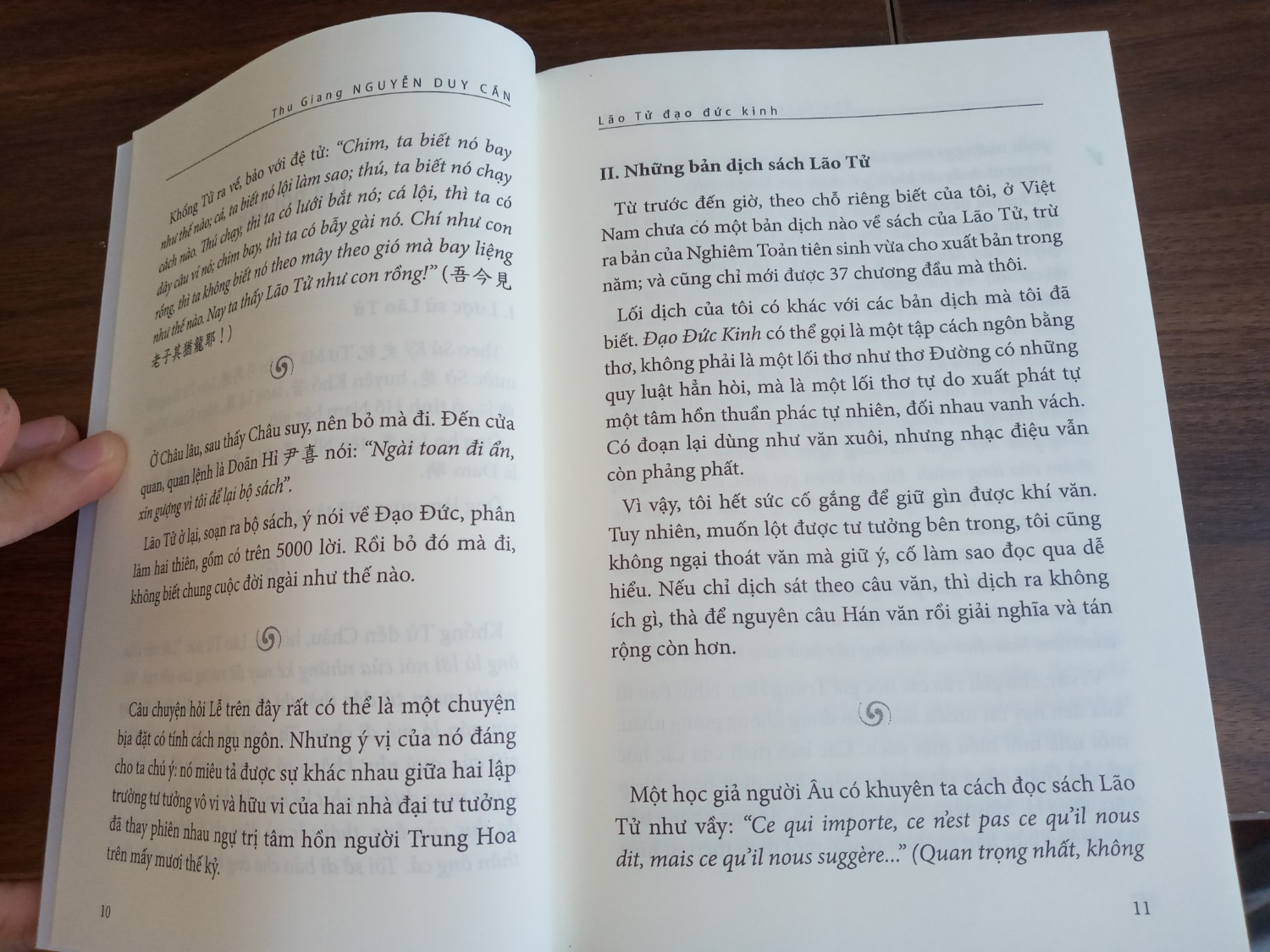 Dịch giả có tâm và nhà xuất bản cũng có tâm, đóng sách bằng cách khâu chỉ nên tha hồ nghiền ngẫm, đọc đi đọc lại thoải mái khỏi sợ long mất trang. Ghét nhất là mấy sách đóng bằng dán keo, đọc đến gần hết sách là 1 vài trang chuẩn bị bong, những lúc đọc lại cứ phải cầm nhẹ nhàng, mất luôn cả hứng.