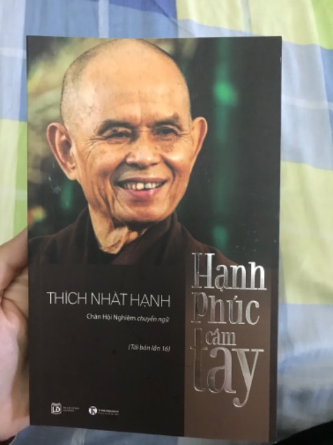 Tikinow quá nhanh. Giao luôn trong 2h. Bọc cat tông sách ẩm nhg may sách k sao. Sách rất đẹp. Chụp 1,2 trang cho các bạn quan tâm tham khảo