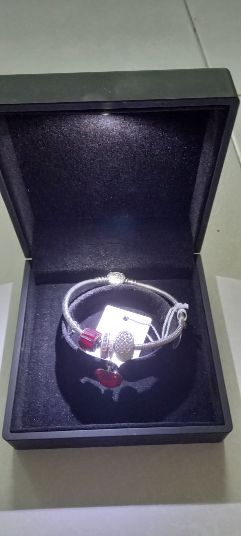 sản phẩm đẹp, đính hột tinh xảo.