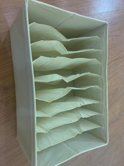 Hàng rất đẹp. Đóng gói siêu siêu kỹ tính, cho shop 10 điểm đonhs gói. Vì mình mua kèm 1 bộ cờ nữa của shop nên đóng 2 sản phẩm rất dày chắc chắn. Mình cứ tưởng hàng không phải của mình lúc nhận. Hahaa. Hộp vải cứng cáp, chắc chắn, nghe bảo đó là hàng thân thiện với môi trường, dùng đúng là thấy thế thật. Màu kem mình mua thử trước. Mấy nữa dùng ok mua màu xám. Trước mắt thấy hài lòng. Dịch vụ tốt, giao nhanh nhazzz