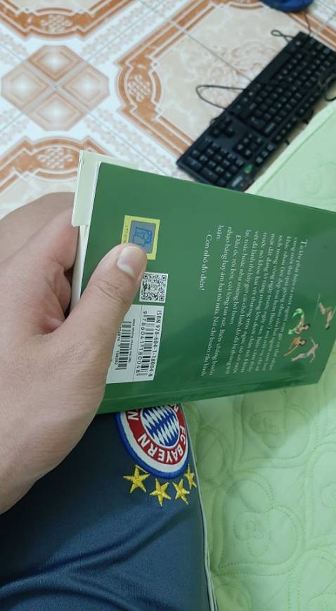 Nhận được hàng của Tiki ngày 19/10 mà thấc zọng thực sự, trang giấy bị dư ra trông thật chúa hề, gấp vào trông ko ra gì cả, gáy sách thì gián keo lởm chởm trông như muốn gãy. Đề nghị đổi hàng ạ, lần trước mình đổi hàng còn mất thêm 20k shipper đòi, Tiki nhắc nhở shipper về vấn đề này luôn đi ạ, vì đổi hàng do lỗi sách từ Tiki, nhiều lần rồi nên lần này mình vote 1 sao.